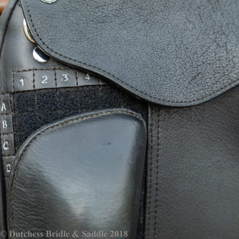 Veritas Libero dressage saddle thigh block